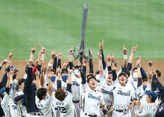 (서울=연합뉴스) 24일 오후 서울 구로구 고척스카이돔에서 열린 2020 프로야구 포스트시즌 한국시리즈(KS) 6차전 두산 베어스와 NC 다이노스의 경기. 시리즈 전적 4승 2패로 우승을 차지한 NC 다이노스 양의지 등 선수들이 그라운드에서 모기업 NC소프트의 온라인게임 리니지의 집행검을 들어올리며 승리를 자축하고 있다. 2020.11.24