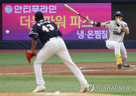 (서울=연합뉴스) 24일 오후 서울 구로구 고척스카이돔에서 열린 2020 프로야구 포스트시즌 한국시리즈(KS) 6차전 NC 다이노스와 두산 베어스의 경기. 5회 말 2사 1, 2루 상황에서 NC 이명기가 1타점 적시타를 치고 있다. 2020.11.24