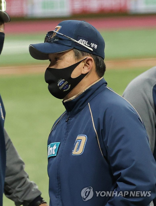 더그아웃 향하는 이동욱 감독 [연합뉴스 자료사진]