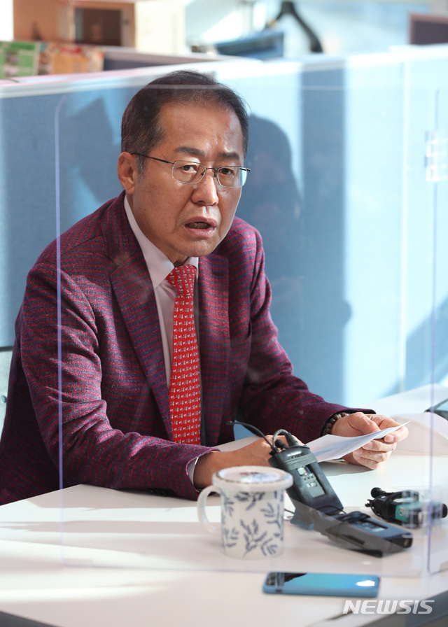 [대구=뉴시스] 홍준표 무소속 의원(대구 수성구을)이 20일 오후 대구 수성구에 있는 자신의 지역구 사무실에서 긴급 기자간담회를 열고 “국가 4대 관문공항 건설로 지역 균형발전의 토대를 마련해야 한다”며 “이를 위해 대구·부산·광주(무안) 신공항 관련 특별법 동시 처리가 시급하다”는 입장을 밝히고 있다. 2020.11.20.