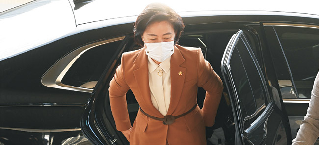 윤석열 검찰총장 징계청구 및 직무정지 조치에 따른 검찰 조직의 반발이 커지고 있음에도 “법과 절차에 따라 징계절차를 진행하겠다”는 입장을 밝힌 추미애 법무부 장관이 27일 오전 경기 과천 법무부 청사로 출근하고 있다.