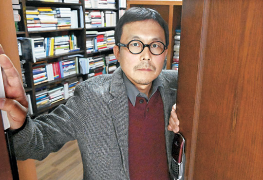 ‘은둔기계’를 출간한 김홍중 서울대 사회학과 교수가 지난 25일 서울 관악구 연구실에서 포즈를 취하고 있다.