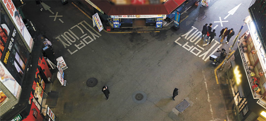 내달 초까지 신종 코로나바이러스 감염증(코로나19) 하루 신규 확진자가 400∼600명대로 지속될 것이란 정부 당국의 전망이 나온 26일 서울 종로구 종각젊음의거리가 한산한 모습을 보이고 있다.  뉴시스