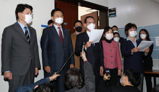 국회 법제사법위원회 소속 야당 법사위원들이 27일 국회에서 열린 기자회견에서 최근 대검찰청 감찰부가 재판부에 대한 검찰의 불법사찰 의혹과 관련해 압수수색했던 자료들을 여야가 검증해야 한다는 주장을 하고 있다.  국회사진기자단