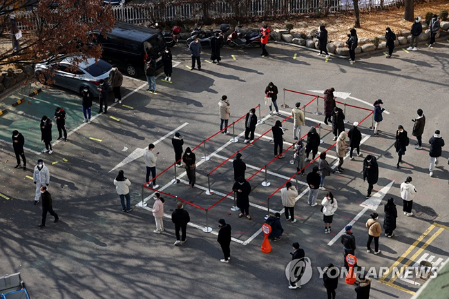 (서울=연합뉴스) 임화영 기자 = 최근 노량진 학원 집단감염 확진자가 급증하고 있는 가운데 26일 오전 서울 동작구청에 마련된 선별진료소 앞에 검사 대기자들이 줄을 서 있다. 2020.11.26
