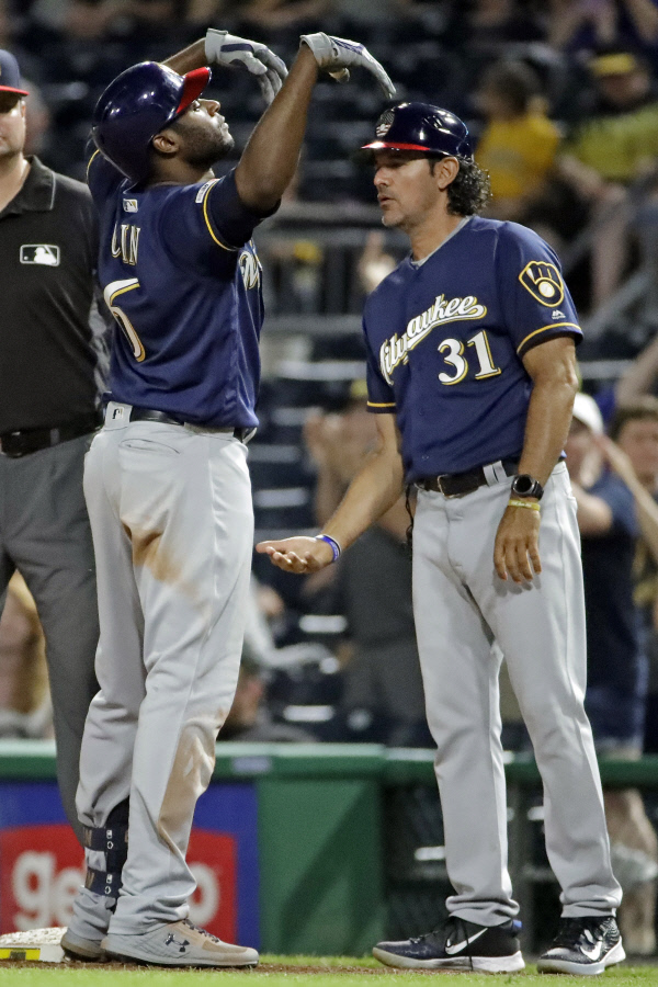 카를로스 수베로 감독(오른쪽).  AP뉴시스