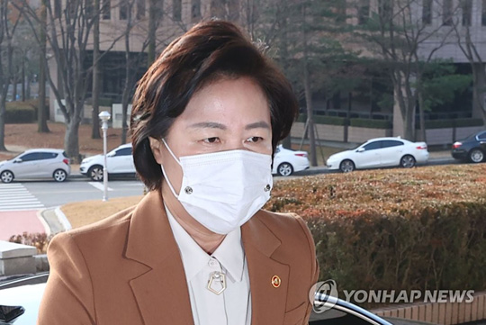(과천=연합뉴스) 추미애 법무부 장관이 27일 경기도 정부과천청사로 출근하고 있다. 2020.11.27
