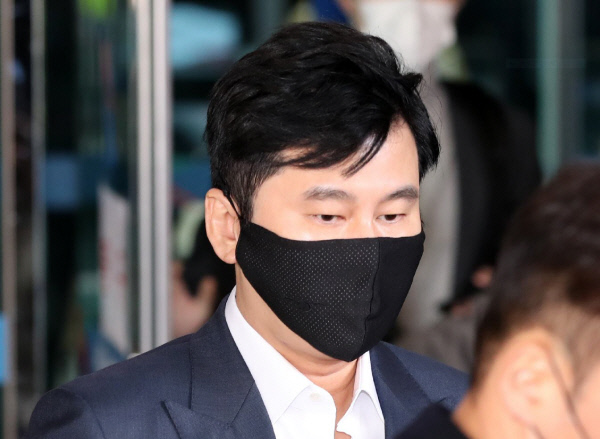 해외 원정도박 혐의로 기소된 양현석 전 YG엔터테인먼트 대표가 27일 오전 서울 마포구 서울서부지법에서 열린 선고공판을 마치고 법원을 나서고 있다. 뉴시스