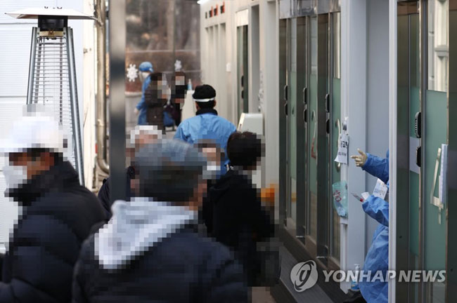 (서울=연합뉴스) 신준희 기자 = 전날 코로나19 신규 확진자 수가 500명을 넘어선 26일 서초구 보건소 선별진료소를 찾은 시민들이 코로나19 검사를 기다리고 있다. 서초구에서는 아파트 입주민 전용 사우나에서 집단감염이 발생했다. 2020.11.26
