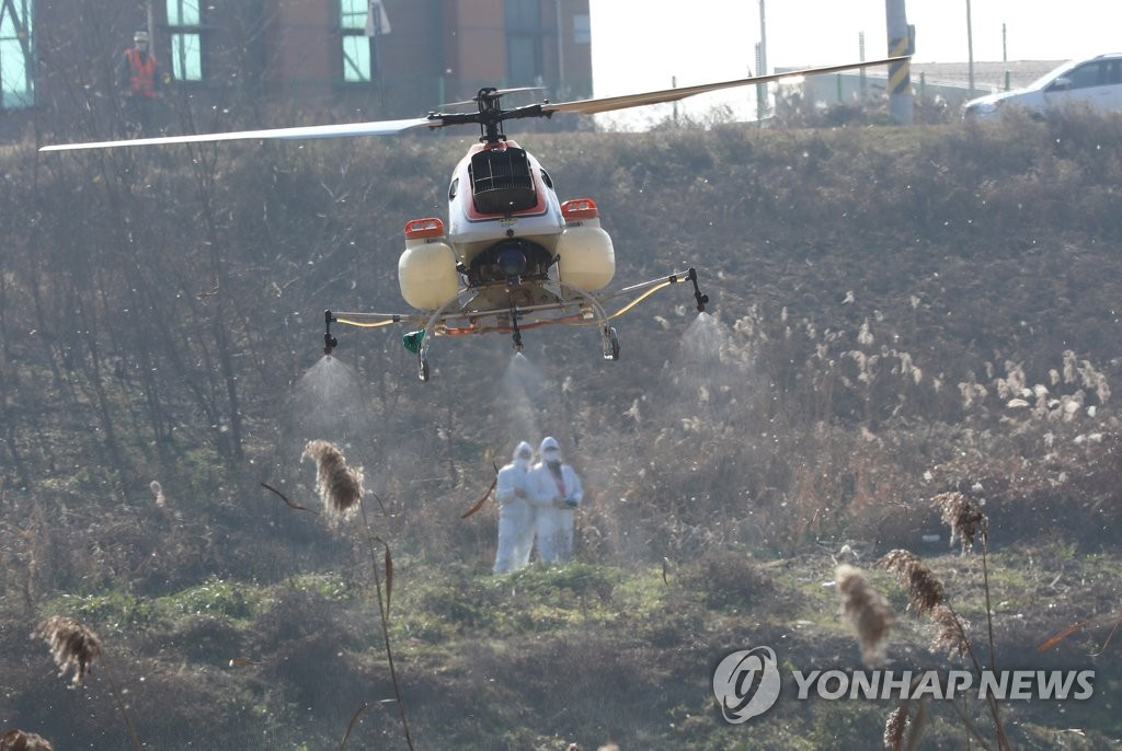 (이천=연합뉴스) 야생 조류에서 채취한 시료에서 고병원성 조류인플루엔자(AI) 항원이 잇달아 검출된 경기도 이천시 복하천 인근 하천에서 20일 오후 방역차가 방역을 하고 있다. 2020.11.20