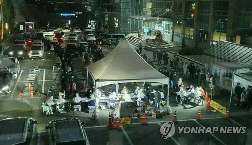 (제천=연합뉴스) 충북 제천에서 ‘김장모임 발’ 신종 코로나바이러스 감염증(코로나19)가 확산하자 선별진료소에 야간까지 진단검사를 받으려는 시민들이 몰리고 있다. 사진은 28일 밤 제천보건소 선별진료소. 제천에서는 지난 25일부터 29일까지 52명의 코로나19 환자가 발생했다. 2020.11.29 [독자제공.재판매 및 DB 금지]
