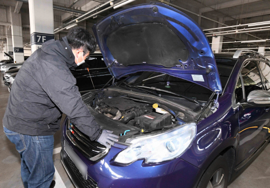 홈플러스 오토클럽 구독형 방문 정비 서비스의 차량 전문가가 차량을 점검하고 있다. 홈플러스 오토클럽 제공