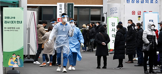 신종 코로나바이러스 감염증(코로나19) ‘3차 대유행’으로 인해 29일 서울 중구 국립중앙의료원에 마련된 선별진료소에 주말임에도 많은 시민이 검사를 받기 위해 줄을 서 있다.