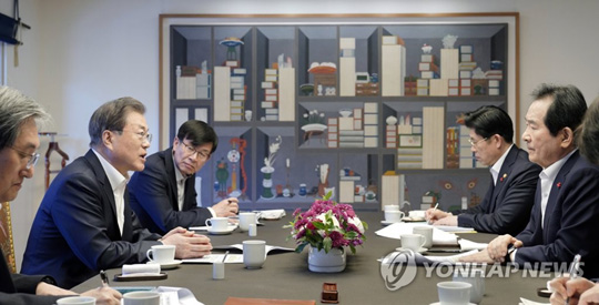 문재인 대통령이 지난 1월 20일 오후 청와대 상춘재에서 정세균 국무총리와 첫 주례회동을 하고 있다. [연합뉴스 자료사진]