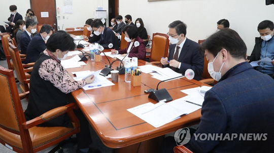(서울=연합뉴스) 기재위 예산결산기금심사소위가 30일 오후 국회에서 기동민 소위원장 주재로 열리고 있다. 2020.11.30