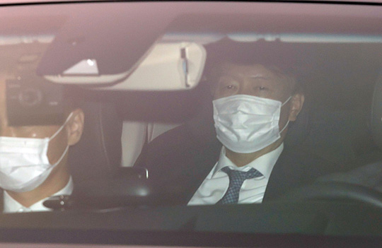 서울행정법원의 집행정지 결정으로 업무에 복귀하게 된 윤석열 검찰총장이 2일 오전 서울 서초구 대검찰청으로 출근하고 있다.   연합뉴스