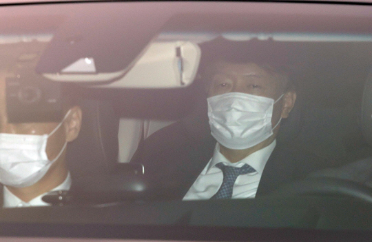 서울행정법원의 집행정지 결정으로 업무에 복귀하게 된 윤석열 검찰총장이 2일 오전 서울 서초구 대검찰청으로 출근하고 있다.   연합뉴스