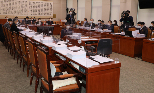 동료 야당 의원을 겨냥해 ‘찌라시’ 발언을 한 윤호중 법제사법위원장의 사과를 요구하는 국민의힘 법사위원 전원이 불참한 가운데 2일 오전 국회에서 ‘중대재해법 제정에 대한 공청회’가 열리고 있다.