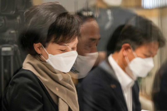 김현미(왼쪽) 국토교통부 장관이 2일 서울 종로구 정부서울청사에서 열린 ‘부동산 점검 관계장관회의’에 참석하고 있다. 주무장관인 김 장관 옆 비말칸막이에 홍남기 부총리 겸 기획재정부 장관의 얼굴이 비치고 있다.