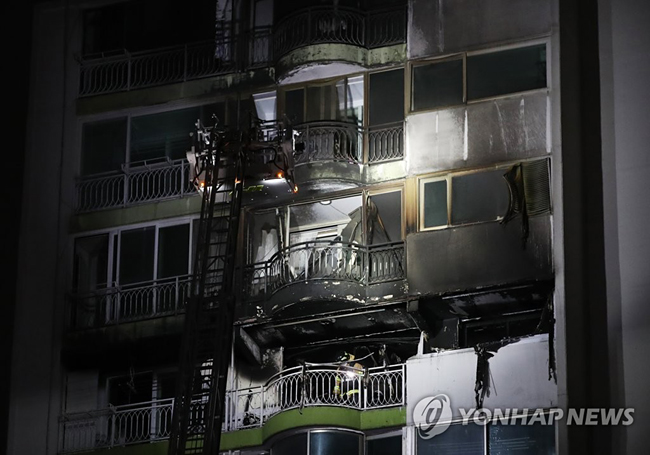 (군포=연합뉴스) 홍기원 기자 = 1일 오후 경기도 군포시 산본동의 한 아파트에서 불이 나 4명이 숨지고 7명이 다쳤다. 사진은 화재 현장 모습. 2020.12.1