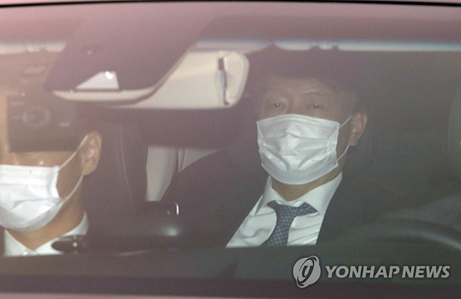 (서울=연합뉴스) 김인철 기자 = 윤석열 검찰총장이 2일 오전 서울 서초구 대검찰청으로 출근하고 있다. 2020.12.2