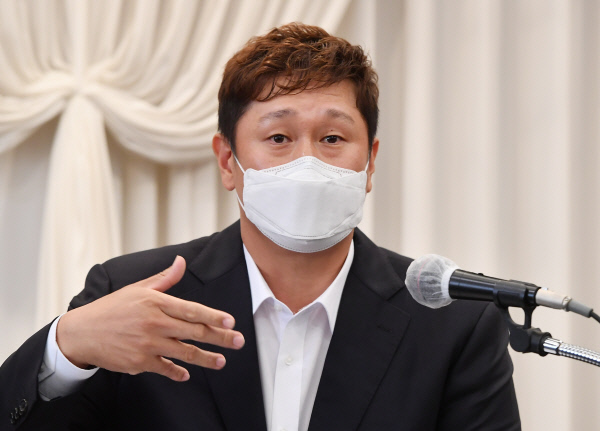 프로야구선수협회장을 맡고 있는 롯데 이대호가 2일 오후 서울 강남구 청담동 호텔리베라에서 판공비 셀프 인상 논란과 관련해 기자회견을 하고 있다.  뉴시스