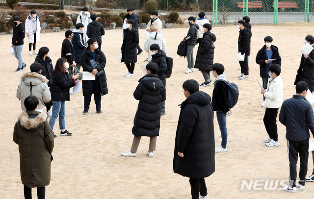 [인천=뉴시스] 2021학년도 대학수학능력고사 예비소집일인 2일 오전 인천시 부평구 부광고등학교에서 수험생들이 수험생 유의사항을 듣고 있다. 2020.12.02.