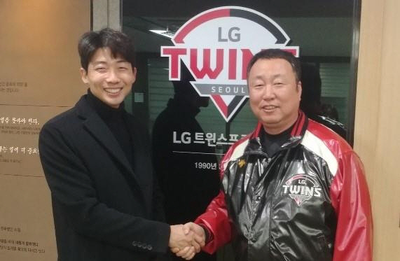 FA 계약을 마친 LG의 김용의(왼쪽)와 차명석(오른쪽) 단장. LG 제공