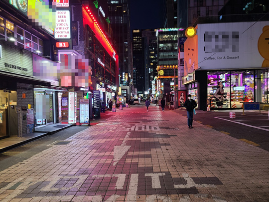 (서울=연합뉴스) 3일 저녁 서울 강남 번화가 모습.