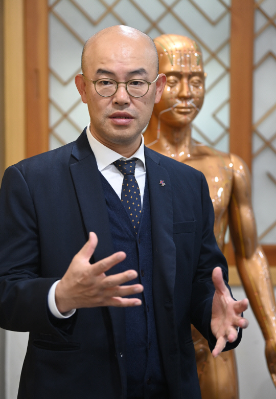 김경호 대한한의사협회 부회장이 지난달 26일 서울 강서구 대한한의사협회에서 첩약 급여의 필요성과 한약 안전성에 대해 설명하고 있다. 김선규 기자