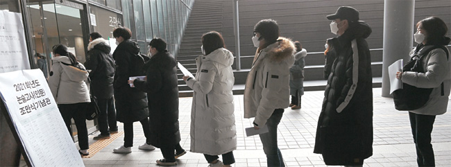대학수학능력시험 다음 날인 4일 오전 서울 동작구 상도동 숭실대에서 치러진 2021학년도 대입 논술고사의 응시생들이 시험장으로 들어가고 있다.