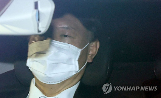 (서울=연합뉴스) 윤석열 검찰총장이 4일 오전 서울 서초동 대검찰청 청사로 출근하고 있다. 2020.12.4