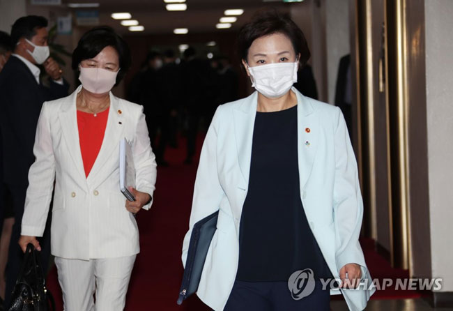 김현미 국토교통부 장관(오른쪽)과 추미애 법무부 장관이 6월 30일 정부서울청사에서 열린 국무회의에 참석하고 있다. [연합뉴스 자료사진]