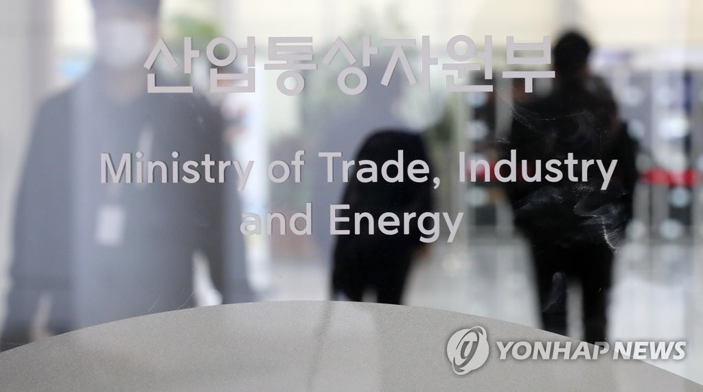 (세종=연합뉴스) 3일 오전 세종시 정부세종청사 산업통상자원부에서 직원들이 업무를 보고 있다. 검찰은 지난 2일 ‘월성원전 1호기 경제성 평가’와 관련, 내부자료 삭제에 관여한 의혹이 있는 산업통상자원부 공무원들에 대해 구속영장을 청구했다. 2020.12.3