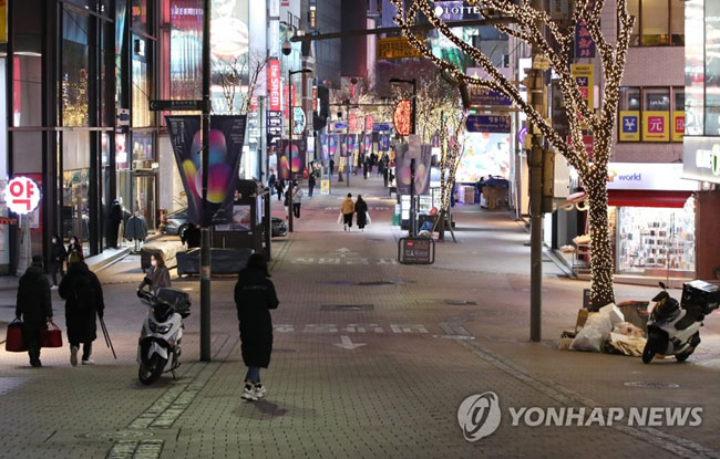 (서울=연합뉴스) 임헌정 기자 = 2021학년도 대학수학능력시험이 치러진 3일 저녁 서울 중구 명동 거리가 썰렁한 모습을 보이고 있다. 2020.12.3