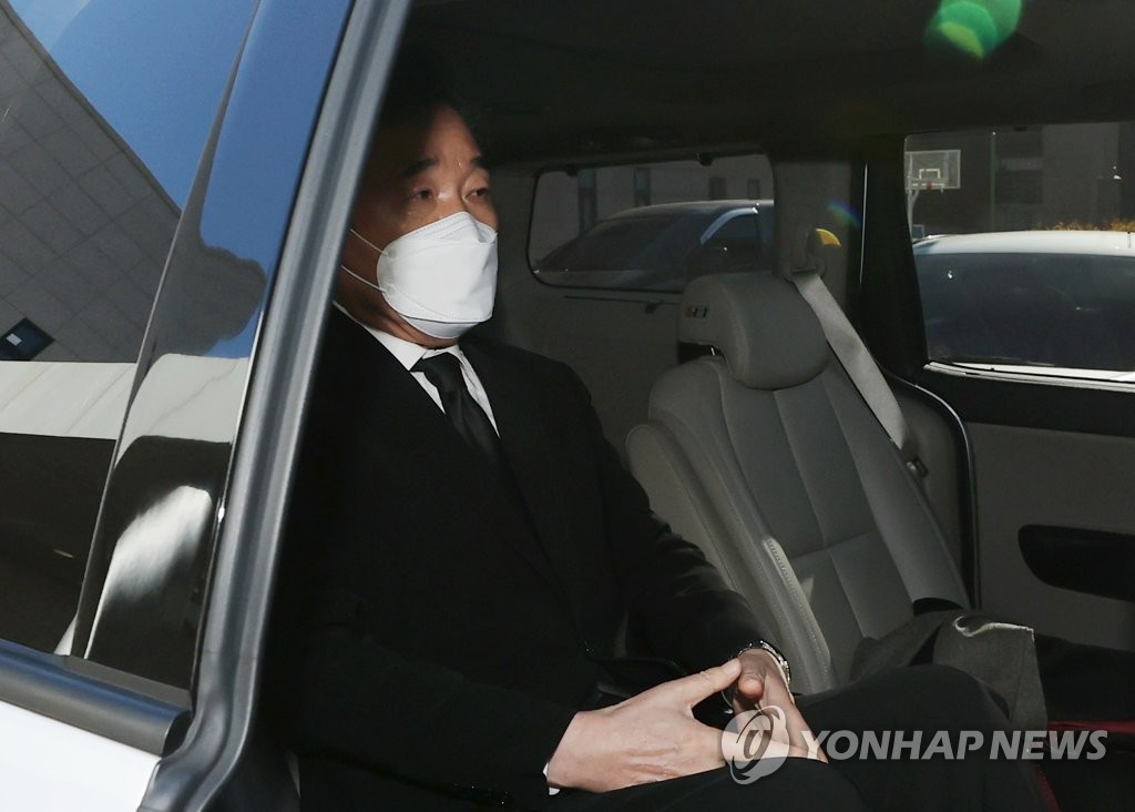 전날 더불어민주당 이낙연 대표가 서울의 한 병원 장례식장에 마련된 이모 당대표 비서실 부실장의 빈소에서 조문을 마친 뒤 장례식장을 떠나고 있다. [연합뉴스 자료사진]