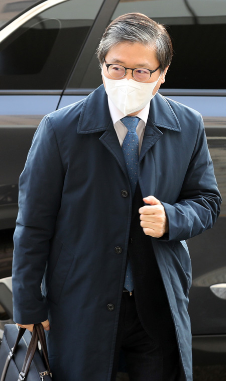 변창흠 국토교통부 장관 후보자가 7일 오전 과천 서울지방국토관리청으로 출근하고 있다. 연합뉴스