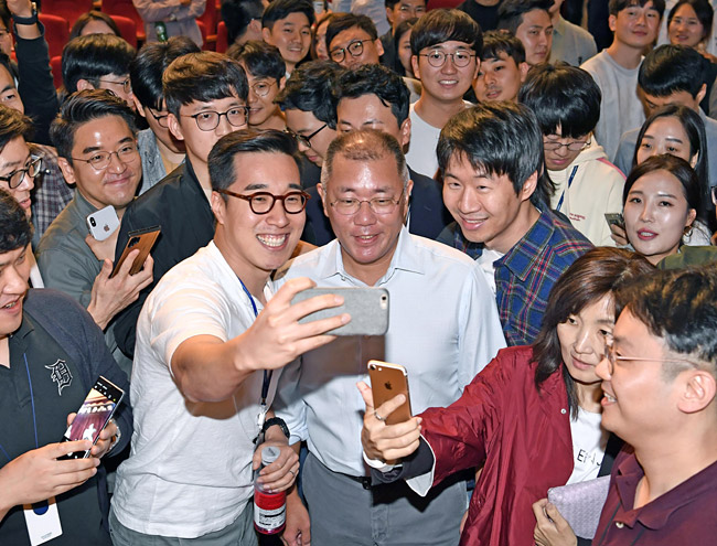 정의선(가운데) 현대차그룹 회장이 지난해 10월 서울 서초구 양재동 현대·기아차 본사에서 임직원 1200여 명과 타운홀 미팅 후 기념사진을 찍고 있다.  현대차 제공