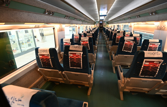 여행, 출장 등 타지역 방문 자제를 강력권고하는 사회적 거리두기 2.5단계가 8일 0시부터 수도권에서 시행되는 가운데 7일 오전 서울역에서 출발하는 KTX 객실이 텅 비어 있다.