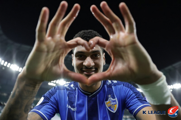 울산 현대의 비욘존슨이 7일 오전(한국시간) 카타르 도하의 에듀케이션 시티 스타디움에서 끝난 AFC 챔피언스리그 16강전에서 멜버른 빅토리(호주)를 3-0으로 꺾은 후 하트 세리머니를 펼치고 있다.  한국프로축구연맹 제공