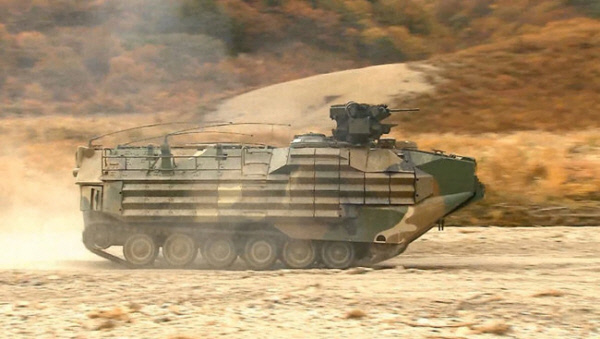 국내 RCWS 분야 선두주자 한화디펜스가 개발한 상륙돌격장갑차에 탑재된 복합화기용 RCWS. 한화디펜스 제공