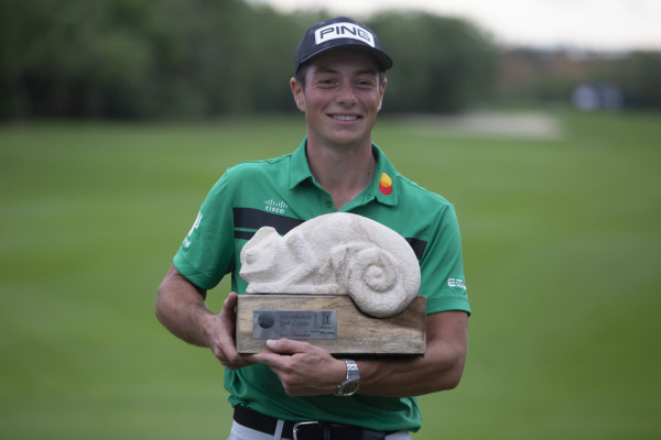 2020년 PGA투어 마지막 대회인 마야코바클래식에서 우승한 빅토르 호블란(노르웨이)이 7일 오전(한국시간) 멕시코 플라야 델 카르멘의 엘 카멜레온 골프클럽에서 우승트로피를 들고 포즈를 취했다.  AP 연합뉴스