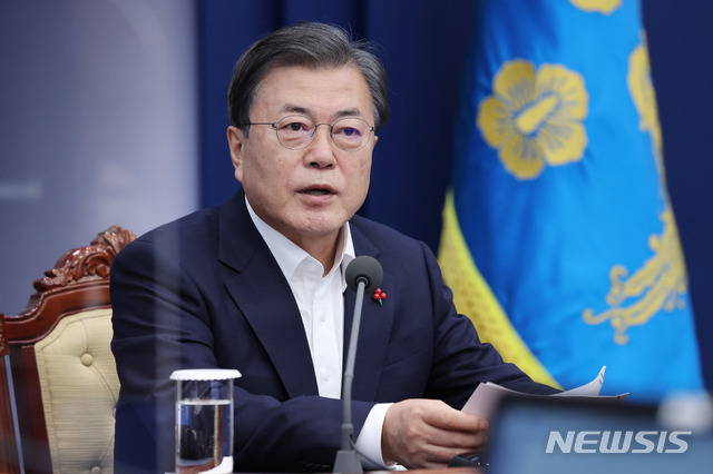 [서울=뉴시스]문재인 대통령이 7일 오후 청와대 여민관에서 열린 수석·보좌관회의에 참석해 발언하고 있다. 2020.12.07.