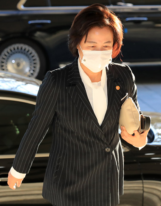 추미애 법무부 장관이 8일 오전 정부서울청사에서 열린 국무회의에 참석하기 위해 이동하고 있다.