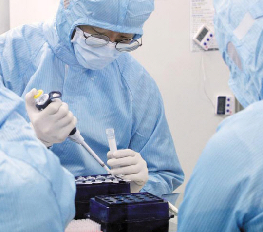 서울 금천구의 코젠바이오텍 직원이 신종 코로나바이러스 감염증(코로나19) 진단 키트를 제작하고 있다. 지난 2일 우리나라가 제안한 코로나19 등 감염병 진단검사기법이 국제표준화기구(ISO)에서 국제표준으로 제정됐다.  뉴시스