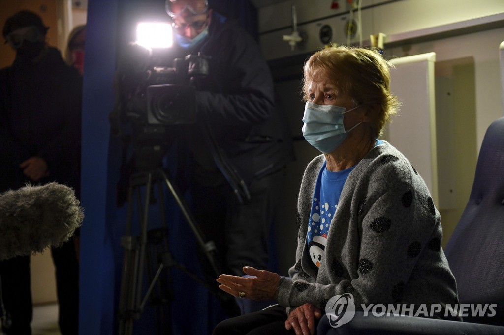 화이자 백신을 영국에서 세계 최초로 접종하게 된 90세의 마거릿 키넌 할머니  (Jacob King/Pool via AP)