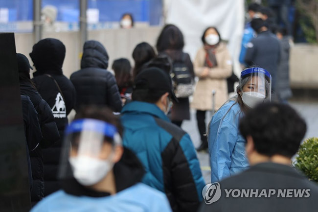 (서울=연합뉴스) 임화영 기자 = 7일 오전 서울 동작구 보건소에 마련된 선별진료소 앞에 검사 대기자들이 줄을 서 있다. 2020.12.7