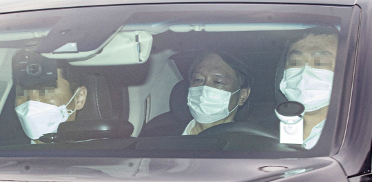 윤석열(가운데) 검찰총장에 대한 법무부 검사징계위원회가 열린 10일 오전 윤 총장이 서울 서초구 대검찰청 청사로 출근하고 있다. 이날 경기 과천 법무부 청사에서 열린 윤 총장 징계위에는 변호인만 참석했다.  연합뉴스