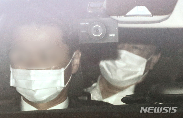 [서울=뉴시스] 윤석열 검찰총장이 지난 8일 오후 서울 서초구 대검찰청으로 들어서고 있다. 2020.12.08.