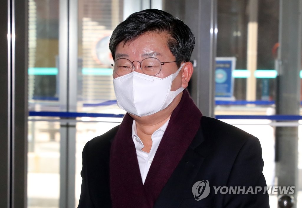 (서울=연합뉴스) 전해철 행정안전부 장관 후보자가 지난 8일 오전 서울 광화문 임시 사무실로 출근하고 있다. 2020.12.8